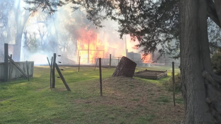 Combaten un feroz incendio en una cabaña de Villa del Deportista