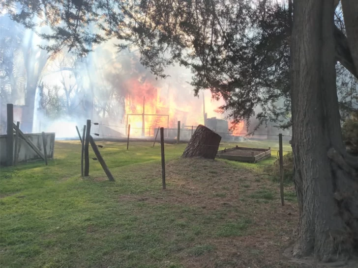 Combaten un feroz incendio en una cabaña de Villa del Deportista