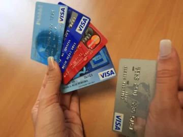 Va a juicio una mujer acusada de estafar a ancianos con tarjetas de crédito