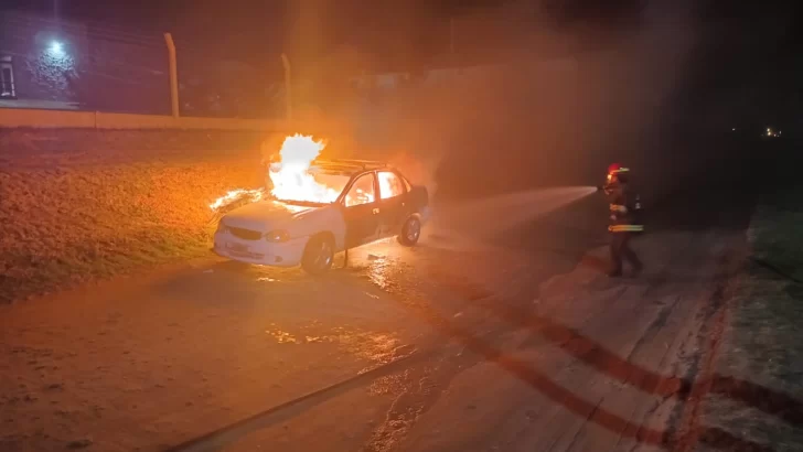 Se incendió un auto en Quequén. Pérdidas totales