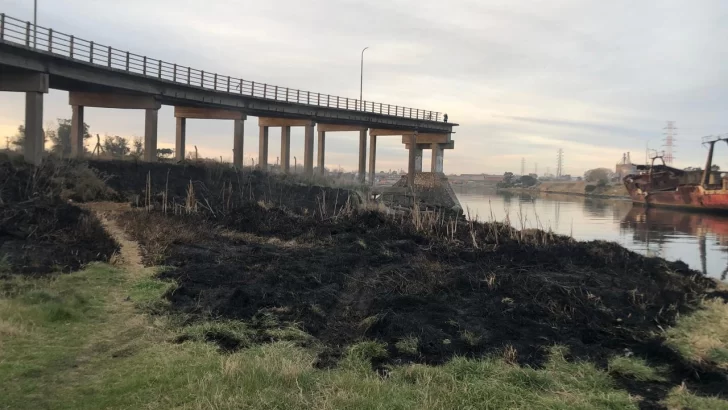 Controlaron un gran incendio de pastizales bajo el Puente Ezcurra