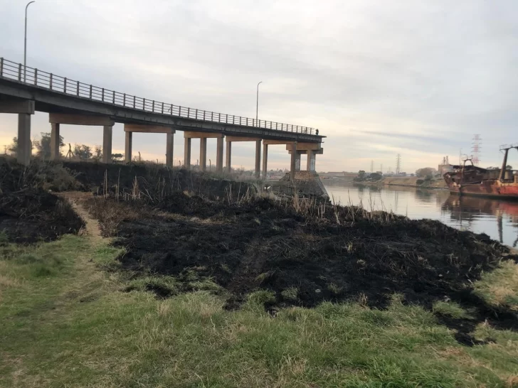 Controlaron un gran incendio de pastizales bajo el Puente Ezcurra