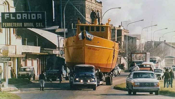 El día que un 1114 transportó una lancha pesquera por la avenida 59