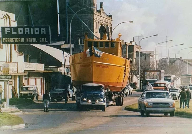 El día que un 1114 transportó una lancha pesquera por la avenida 59