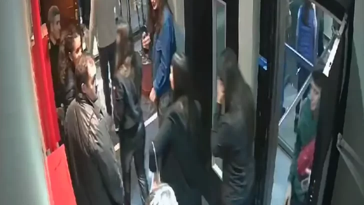 Insólito rescate: 10 jóvenes quedaron encerrados en un ascensor con capacidad para cuatro personas