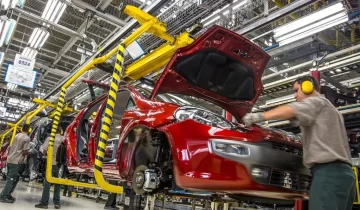 Crisis automotriz: la producción de automóviles cayó un 40% frente a junio del 2023