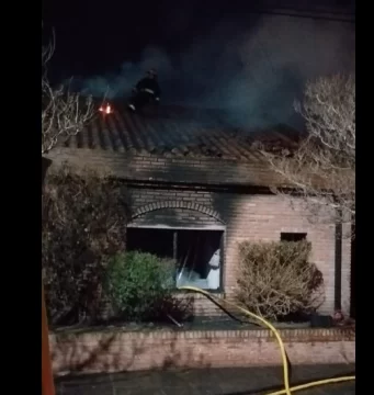 Una mujer de 85 años debió ser hospitalizada tras el incendio de su vivienda