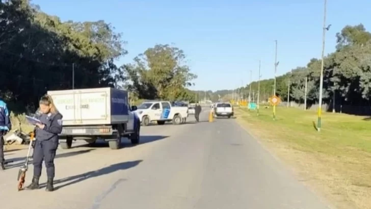 Hacía “willy”, chocó contra un auto y murió