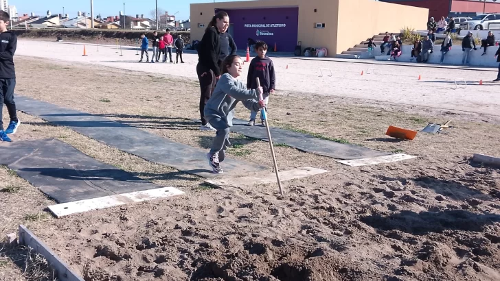 La Pista Municipal recibió la “Kids Athletics” en el inicio del receso invernal