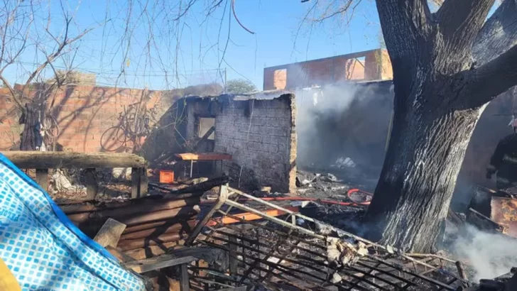 Una joven de 24 años murió quemada cuando intentaba apagar un incendio de la casa de su vecino