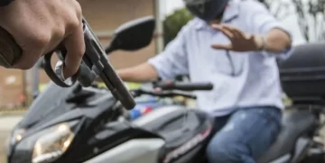 Le robaron la moto a punta de pistola cuando retiraba a su hijo de un cumpleaños