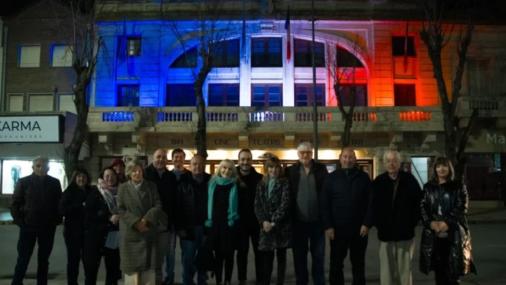 La Sociedad Francesa celebró los 93 años del Cine Teatro París iluminando su fachada