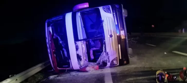 El video que muestra cómo fue el rescate de los pasajeros del micro que volcó en Ruta 2
