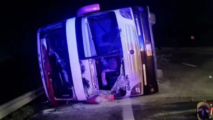 El video que muestra cómo fue el rescate de los pasajeros del micro que volcó en Ruta 2