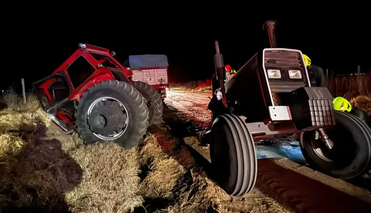 Un tractor quedó partido en dos tras fuerte choque con un camión