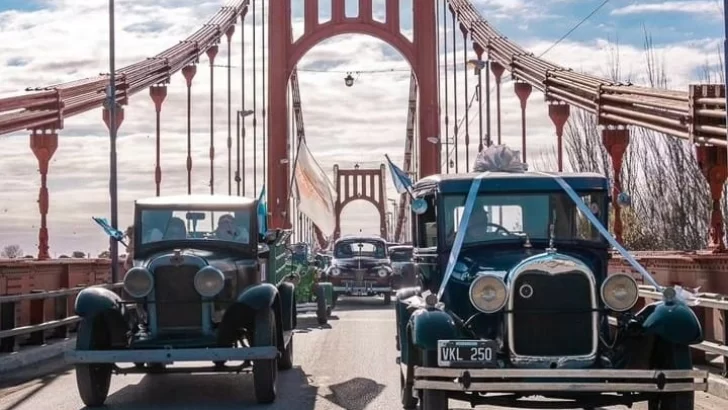 El Puente Colgante cumplió 95 años y se vio el paso de un colorido desfile