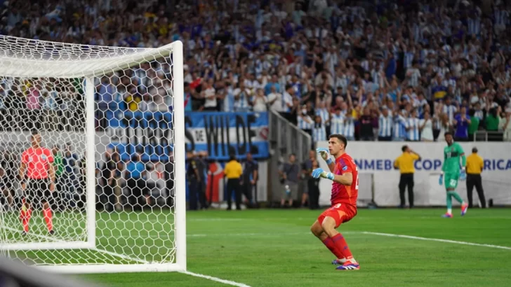 Con un “Dibu” Martínez gigante, Argentina venció por penales a Ecuador y está en semifinales