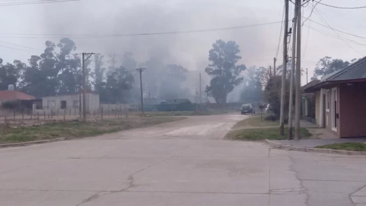 Se registra un gran incendio de pastizales en la zona del Tiro Federal