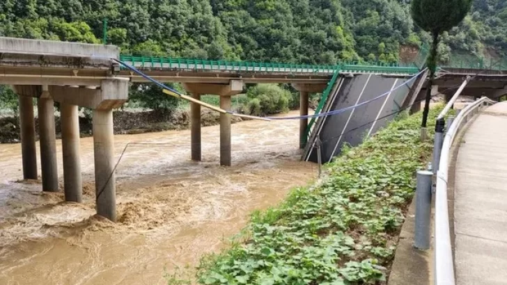 Video: impresionante derrumbe de un puente en China deja al menos 12 muertos