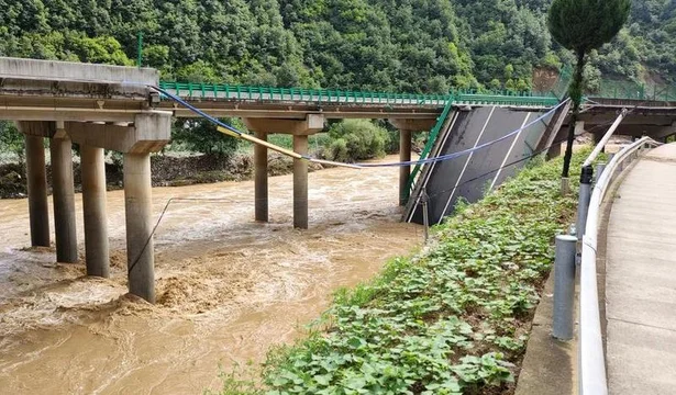 Video: impresionante derrumbe de un puente en China deja al menos 12 muertos