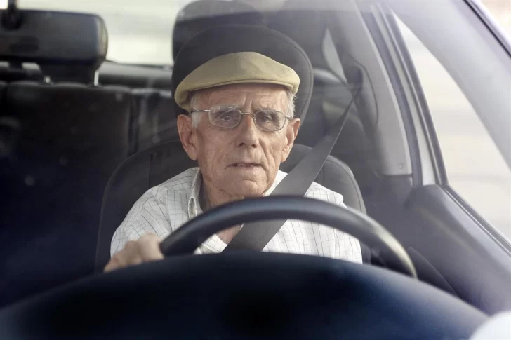 Proponen que los mayores de 70 años paguen menos para renovar la licencia de conducir