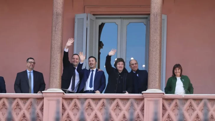 El Presidente Milei invitó al plantel campeón a celebrar en el balcón de Casa Rosada