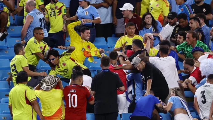 Video: jugadores uruguayos a las piñas con hinchas colombianos