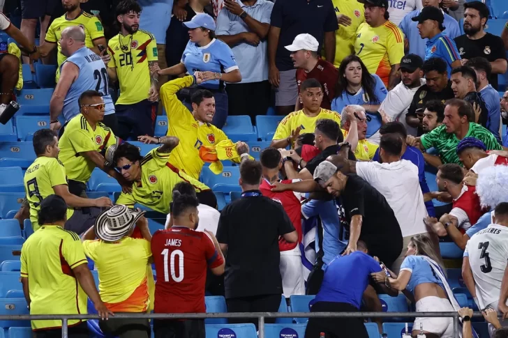 Video: jugadores uruguayos a las piñas con hinchas colombianos