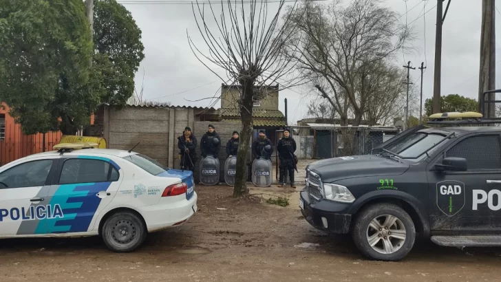 Motociclista rompió el vidrio de un auto en medio de una discusión