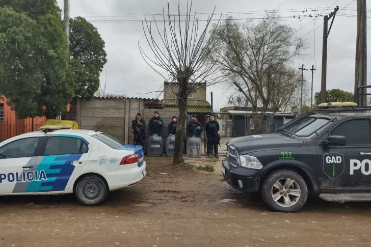 Motociclista rompió el vidrio de un auto en medio de una discusión