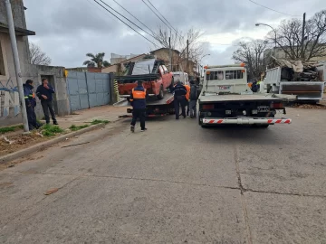 Vecino acumulador: retiran fierros y autos abandonados de la calle 48