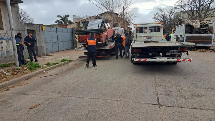 Vecino acumulador: retiran fierros y autos abandonados de la calle 48