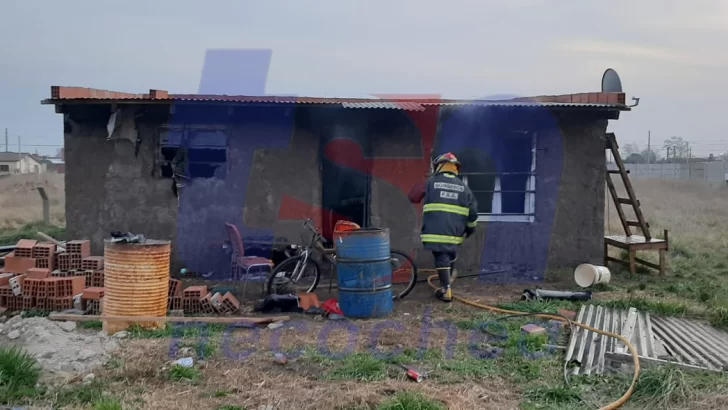 Un incendio deja pérdidas totales en una humilde vivienda de Quequén