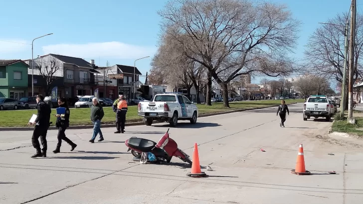 Choque en avenida 59: motociclista terminó hospitalizado