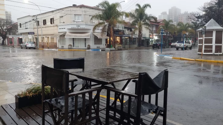 Copiosa lluvia cae sobre Necochea y Quequén. Está vigente una alerta