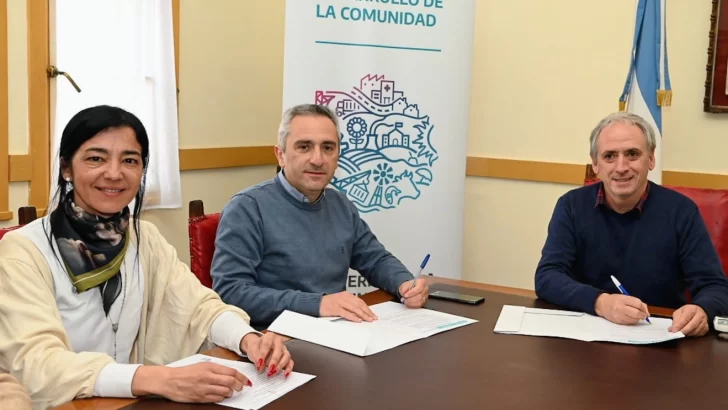 Andrea Cáceres participó de la firma del Pacto Social por las niñeces