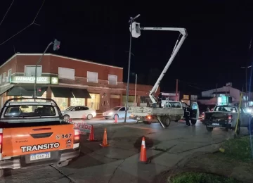 Colocan nuevas luminarias en la Avenida 75