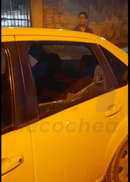 Le rompieron el vidrio del auto y le robaron la mochila de su hijo