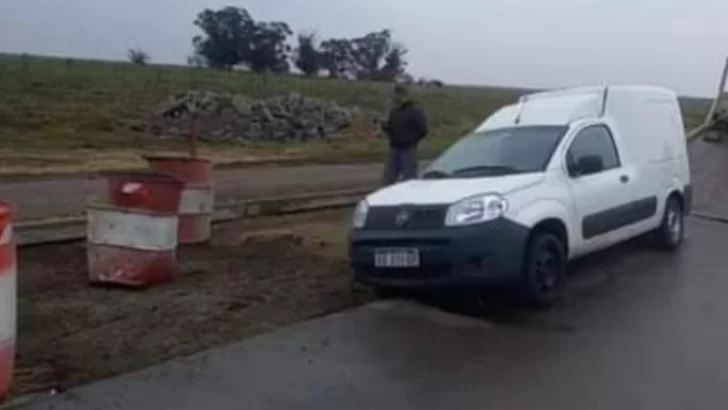 Utilitario cayó en uno de los zanjones del ingreso al Puente Taraborelli