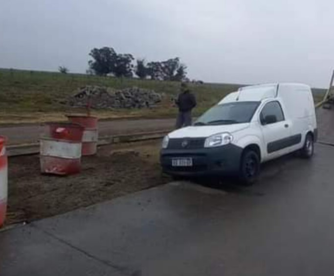 Utilitario cayó en uno de los zanjones del ingreso al Puente Taraborelli