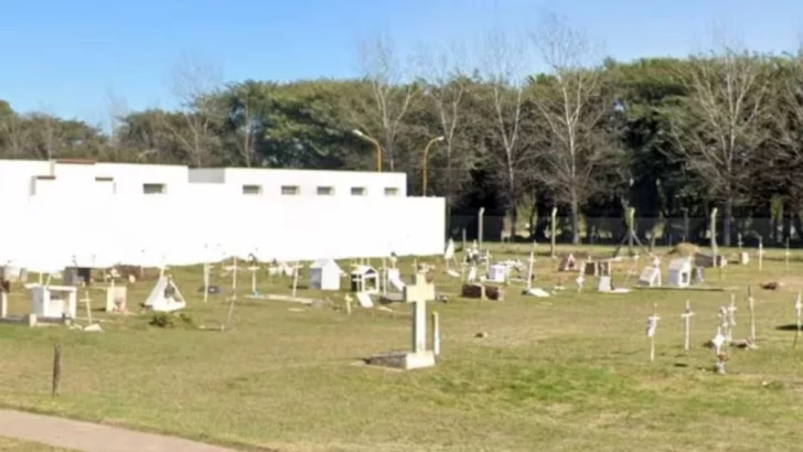 Robó un cuerpo del cementerio y le cortó los dedos