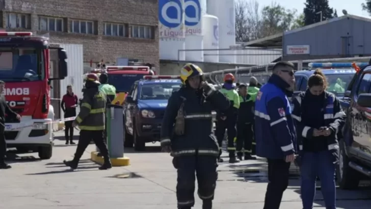 Estrelló una avioneta contra la fábrica donde lo habían despedido y murió