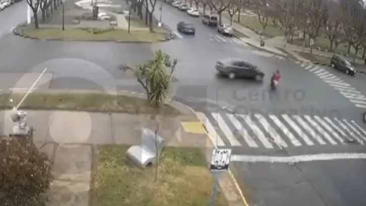 Ladrón con muletas sorprende a todos y roba una moto