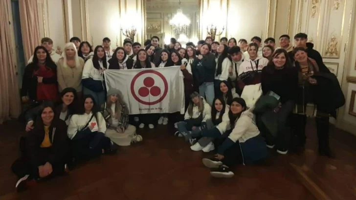 Recibieron la Bandera de la Paz los chicos que compraron una bici al compañero que le habían robado