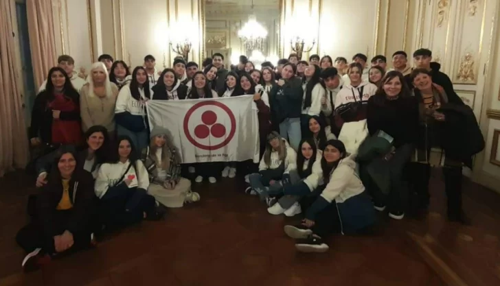 Recibieron la Bandera de la Paz los chicos que compraron una bici al compañero que le habían robado