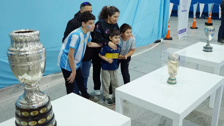 Unas 15 mil personas disfrutaron de las copas de la Selección en Necochea