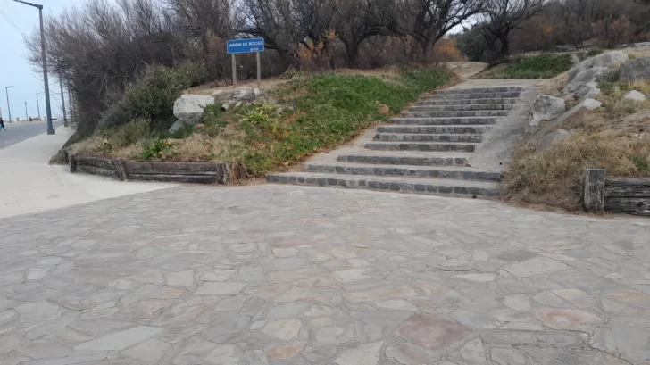 Limpian y acondicionan el Jardín de Rocas