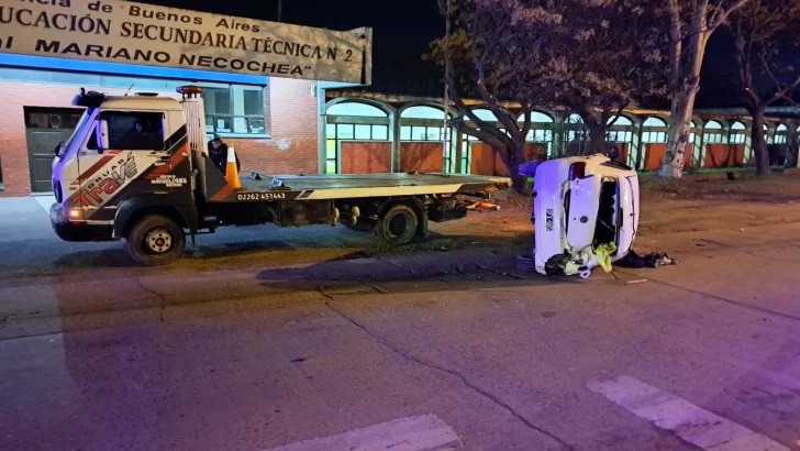 Un auto chocó contra un árbol y volcó