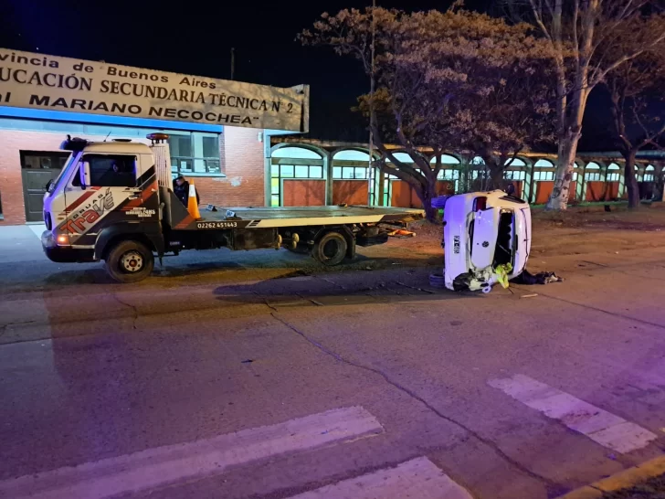 Un auto chocó contra un árbol y volcó