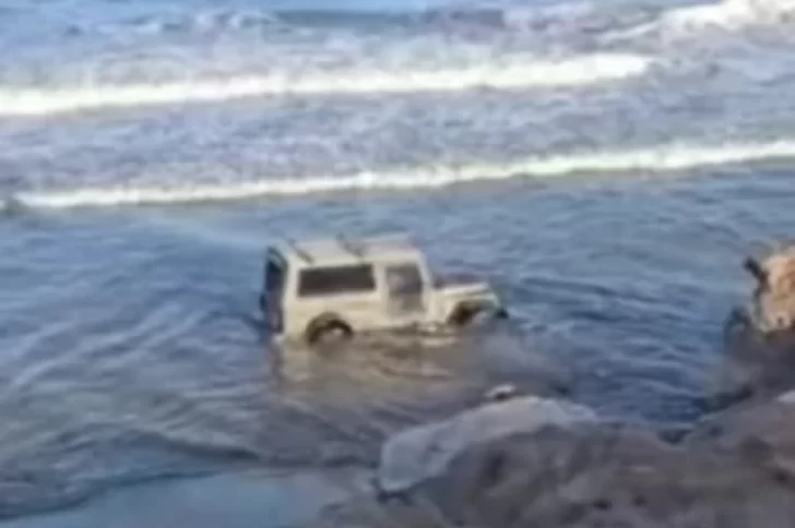 Desesperado operativo de rescate de un Jeep en la zona de los molinos eólicos